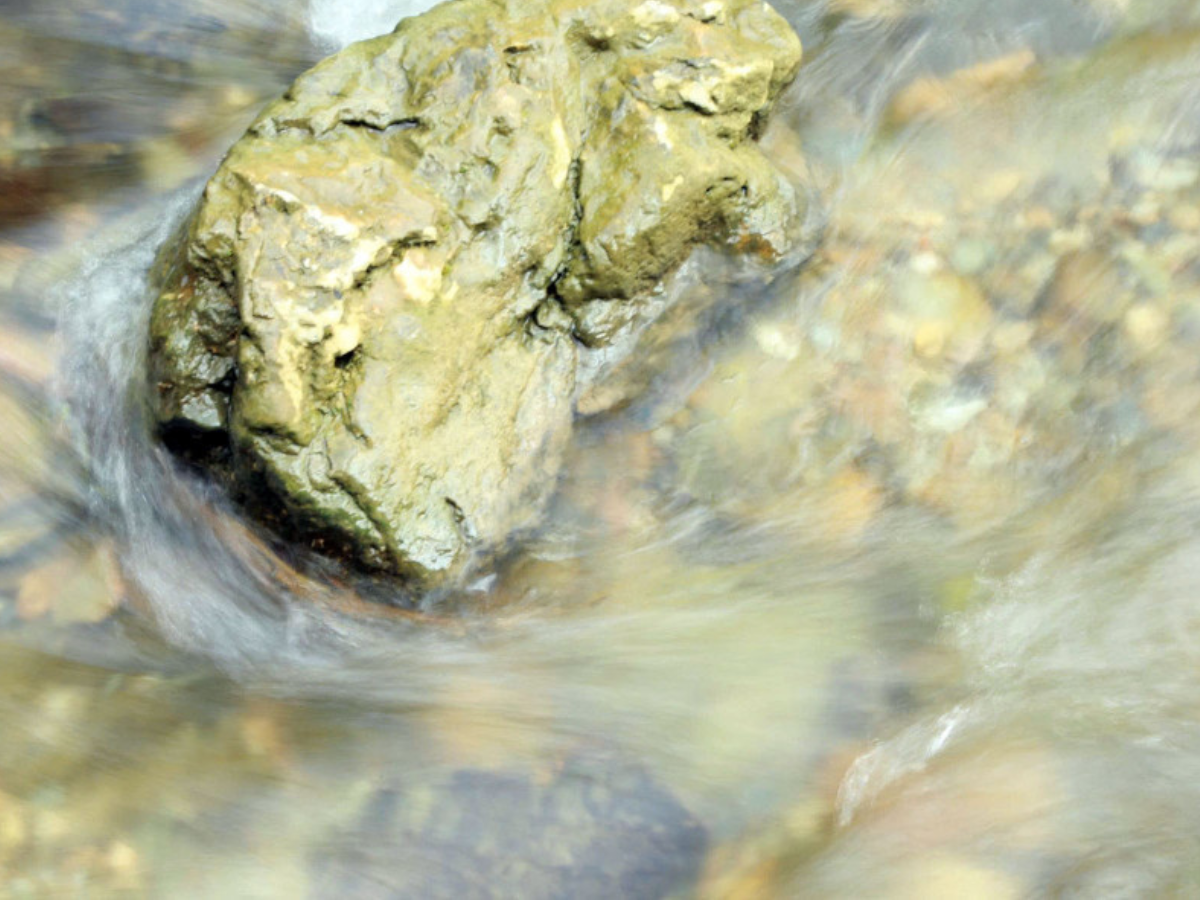 Nước hồ dưới chân Thác Tà Lâm trong vắt phản chiếu núi rừng xanh thẳm.