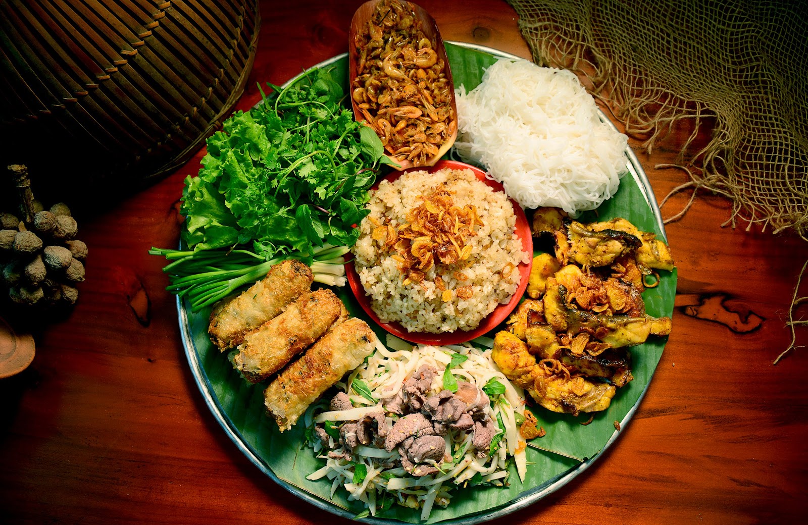 Du khách có thể kết hợp thưởng thức các món ăn đặc sản Tây Bắc khi ghé thăm ruộng bậc thang.