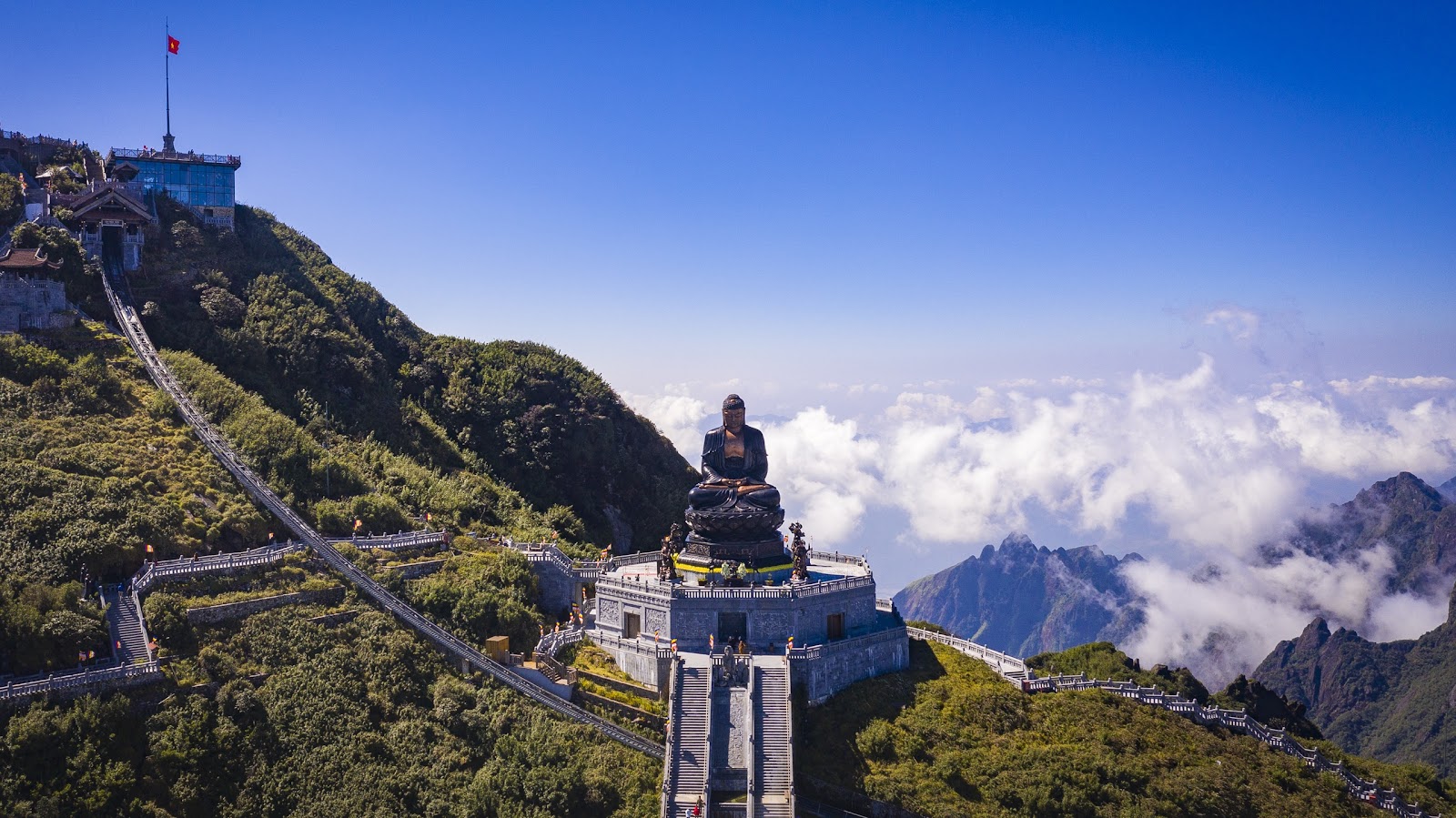 Đại Tượng Phật A Di Đà giữa biển mây Sa Pa