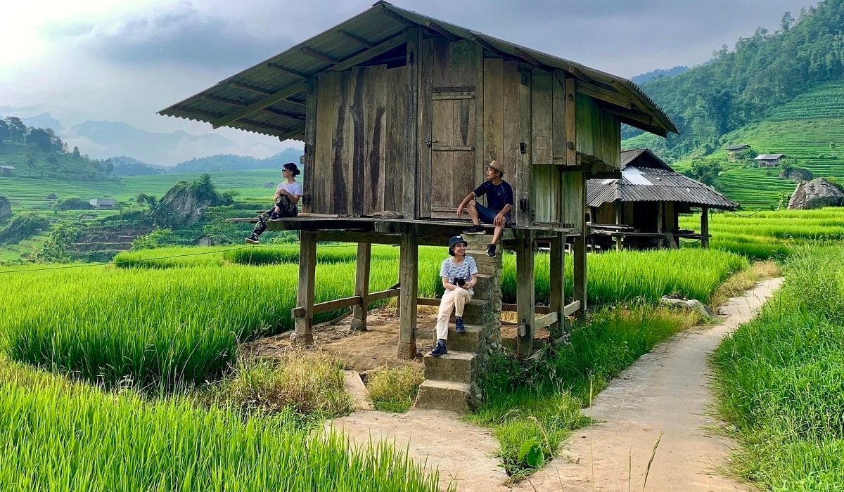 Du khách tham quan ngôi nhà truyền thống của đồng bào bản Nậm Cang