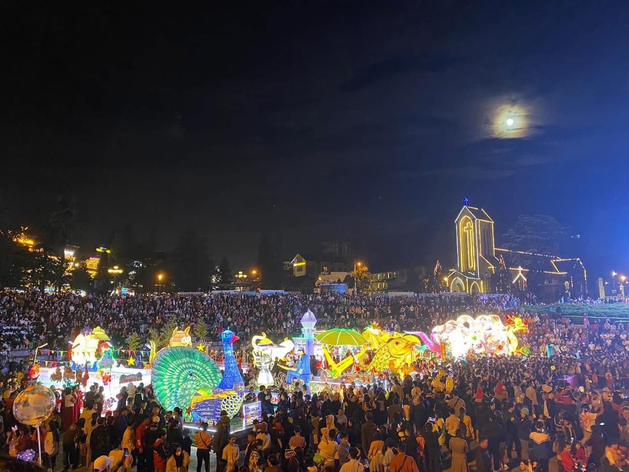 Quảng trường Sa Pa tấp nập du khách về đêm