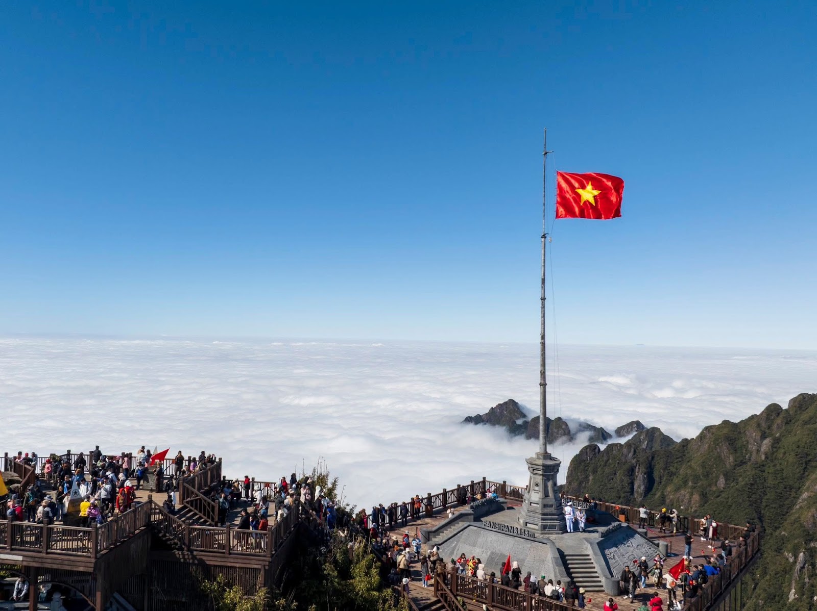 Cột cờ Tổ quốc giữa mây trời Fansipan hùng vĩ.