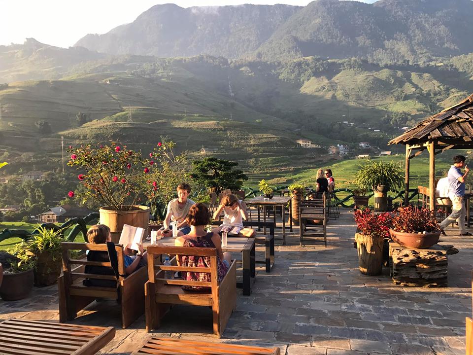 Quán Lá Dao Spa & Coffee House với view nhìn ra núi rừng hùng vĩ.