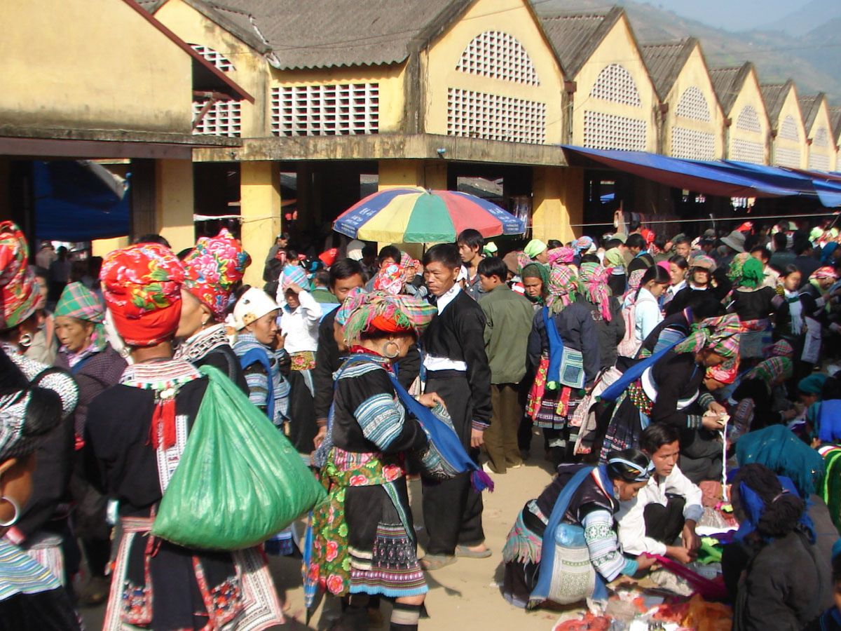 Không khí nhộn nhịp, sản phẩm đặc trưng vùng cao và trải nghiệm văn hóa độc đáo.