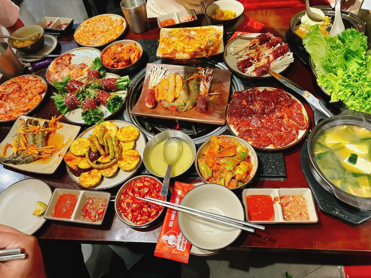 Thịt lợn và bò nướng trên ngói tỏa hương thơm quyến rũ khó cưỡng