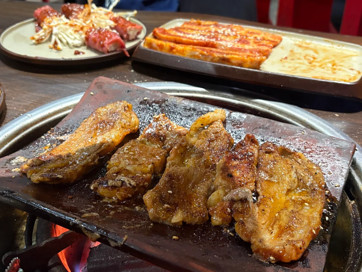 Kỹ thuật nướng ngói độc đáo tạo nên dấu ấn riêng của Nướng ngói Gia Bảo.