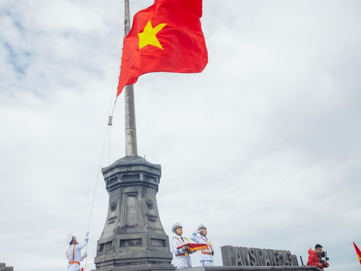 Nghi lễ thượng cờ trên đỉnh Fansipan thiêng liêng và tự hào