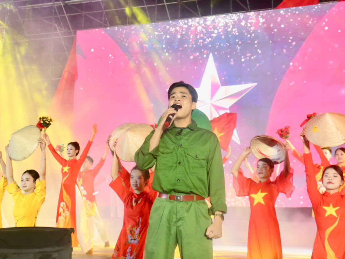 Chương trình nghệ thuật “Tự hào Việt Nam” rực rỡ tinh thần dân tộc