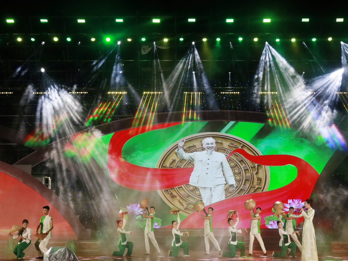 Đêm nghệ thuật “Đảng sáng soi Tên Người vang mãi” mở màn lễ hội Sa Pa