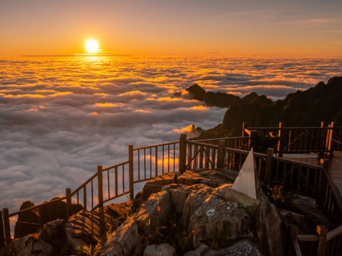 Bản Sâu Chua tĩnh lặng trong khung trời hoàng hôn đỏ rực