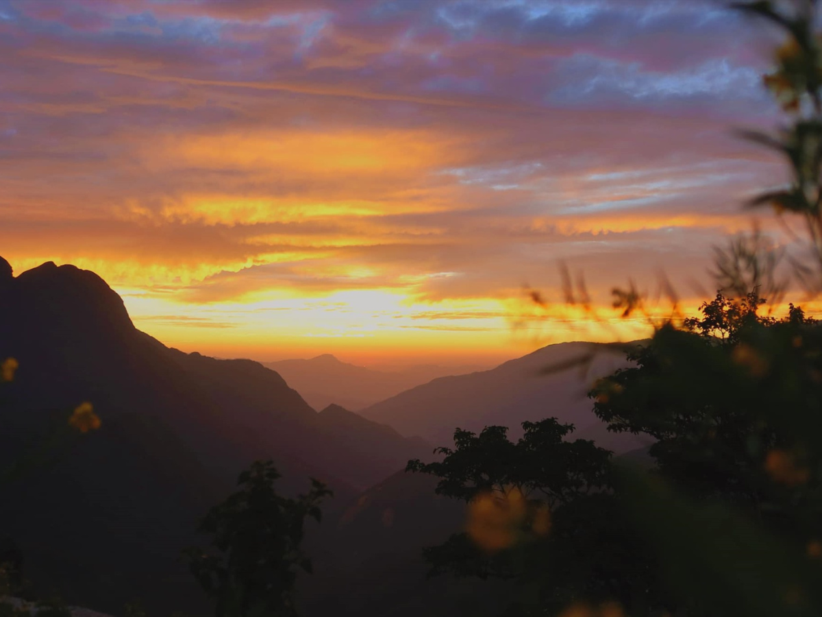 Đèo Ô Quý Hồ chìm trong sắc cam rực rỡ của hoàng hôn lửa