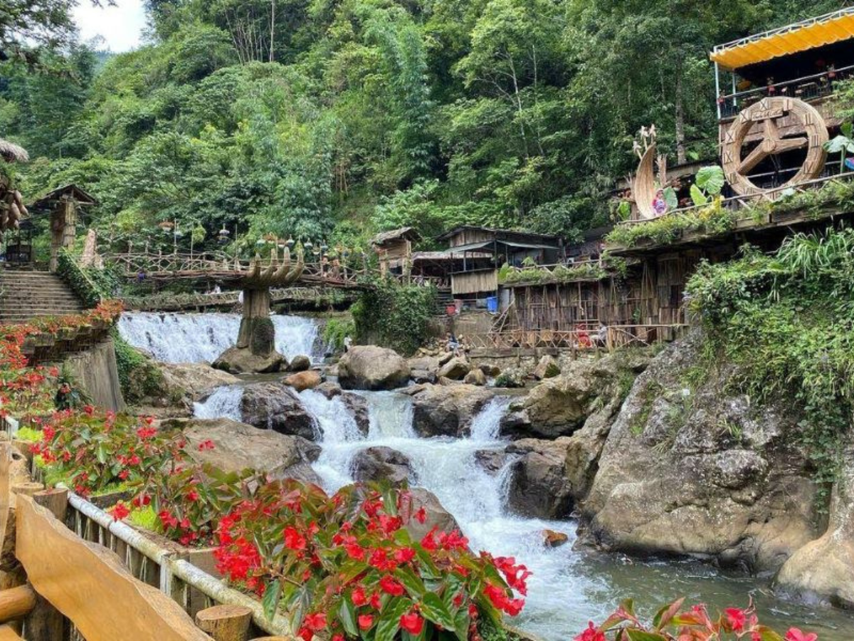 Bản Cát Cát bình yên với mái nhà gỗ và khói bếp vương khắp sườn đồi