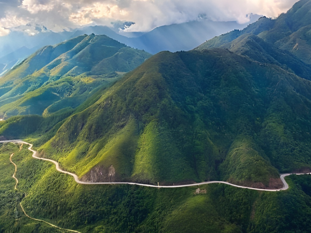 Đèo Ô Quy Hồ uốn lượn kỳ vĩ, là điểm check-in huyền thoại của du khách.