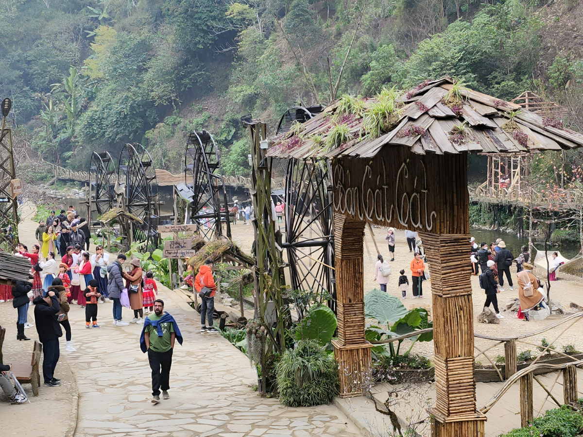 Du khách khoác trang phục dân tộc và ghé thăm bản Cát Cát, Tả Phìn