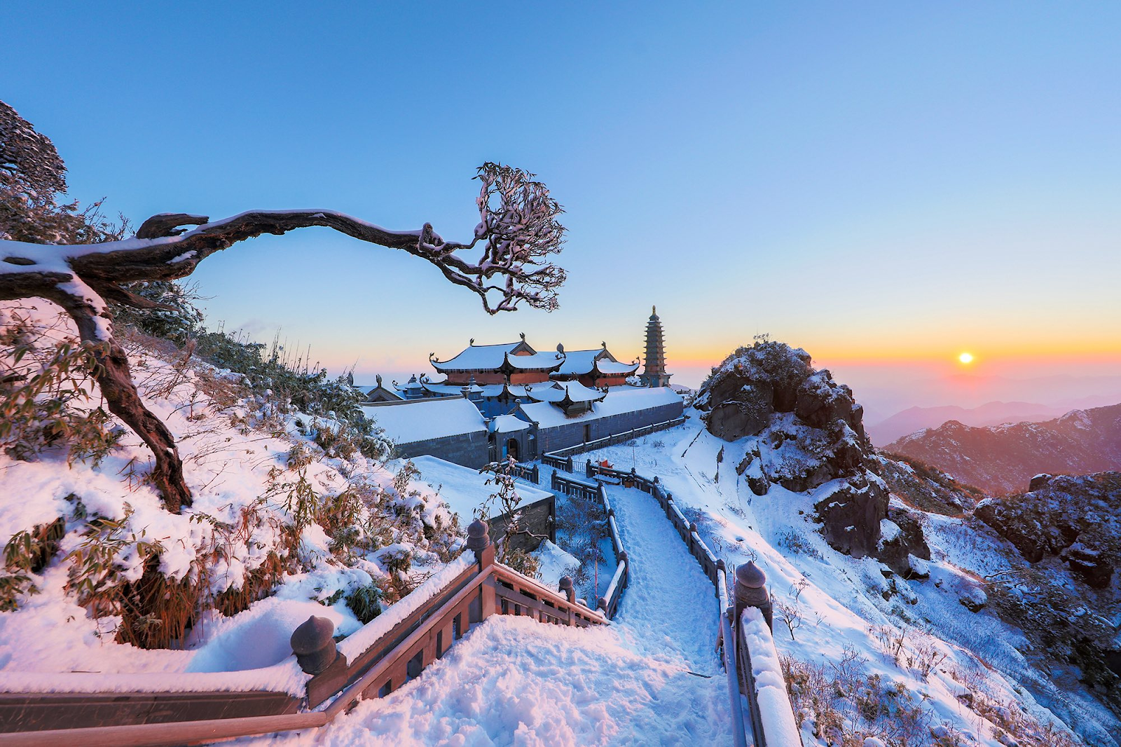 The snow-covered peak of Fansipan attracts many visitors to Sa Pa in winter