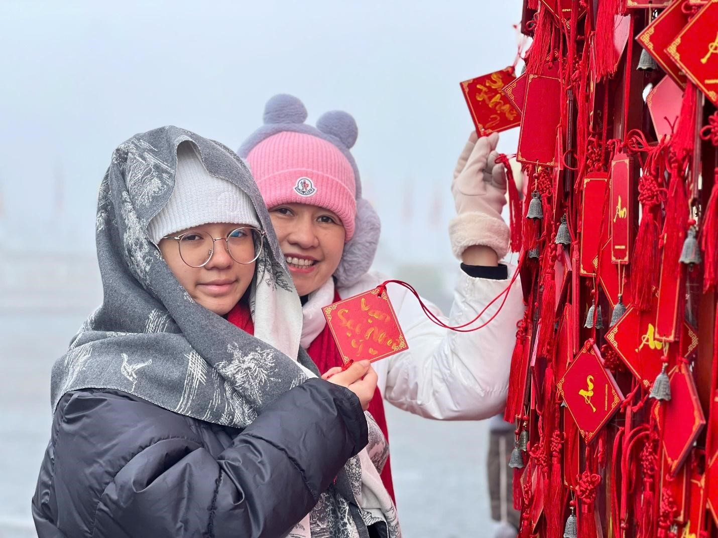 Du khách háo hức tham gia Hội xuân Mở cổng trời tại đỉnh Fansipan