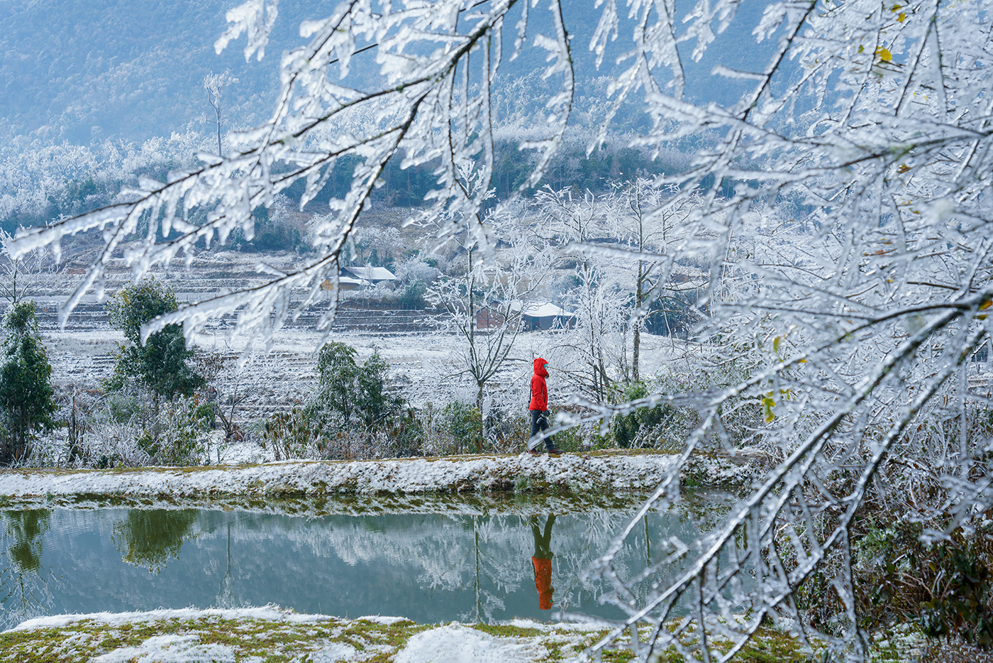 Y Tý với khung cảnh băng tuyết trắng xoá tạo nên một không giãn lãng mạn.