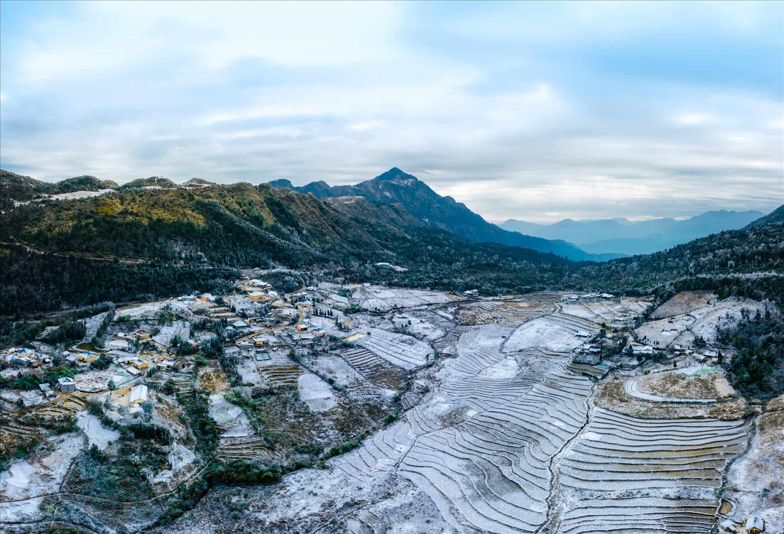 Đỉnh đèo Ô Quy Hồ phủ băng giá vào những ngày nhiệt độ giảm sâu.