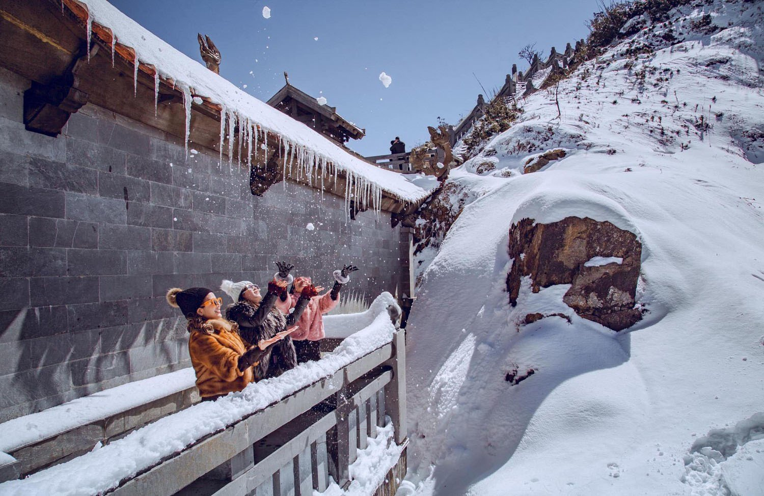 Du khách thích thú ngắm tuyết rơi tại đỉnh Fansipan.