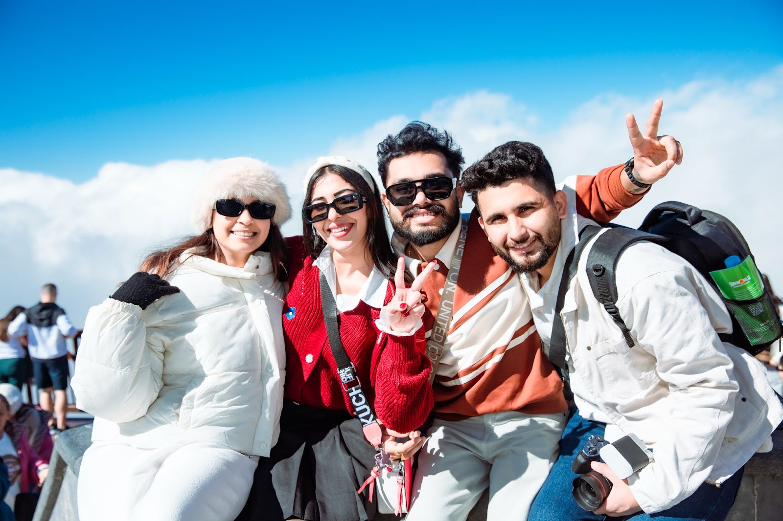 Trang bị áo ấm, mũ, găng tay khi thăm quan Sa Pa dịp đầu năm mới.