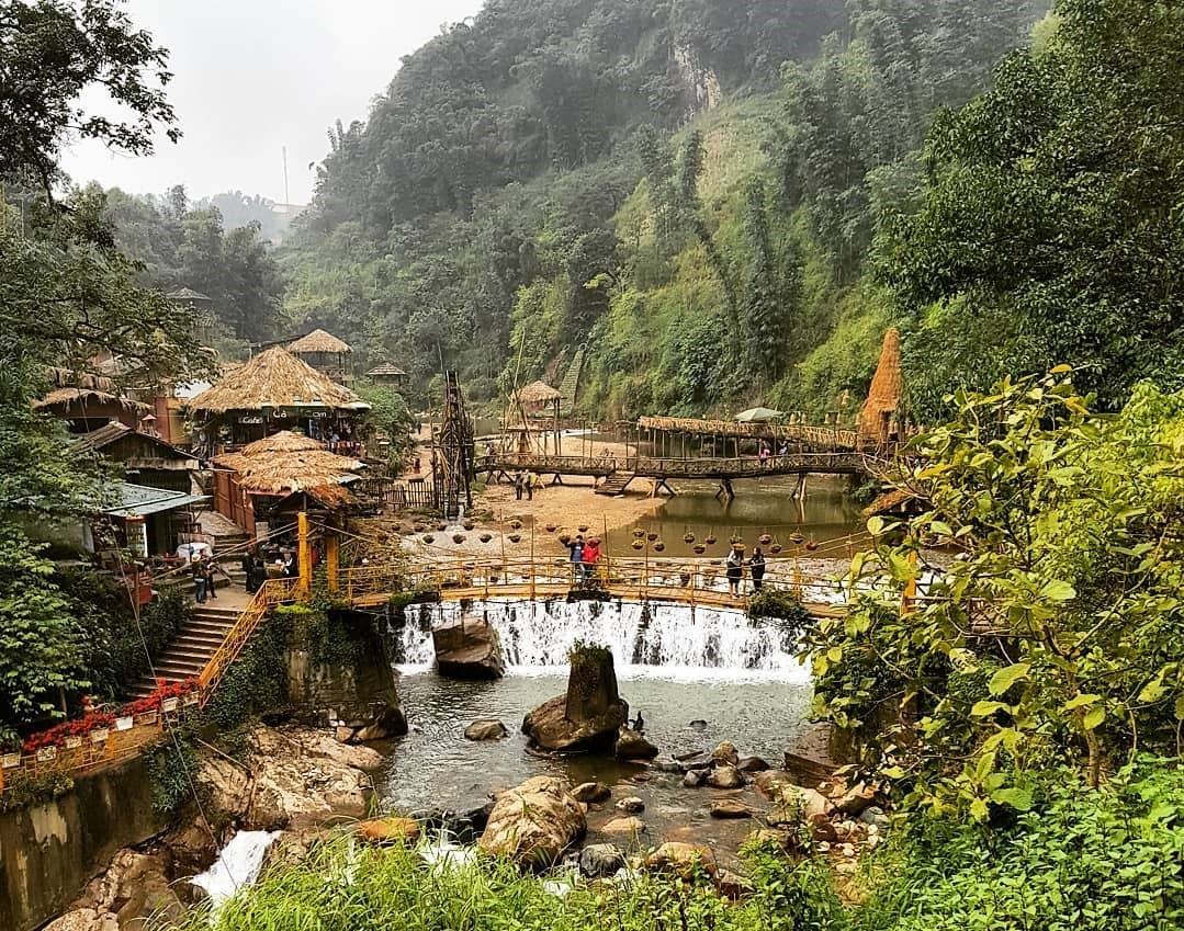 Bản Cát Cát là một trong những điểm du lịch hấp dẫn du khách khi ghé thăm Sa Pa.