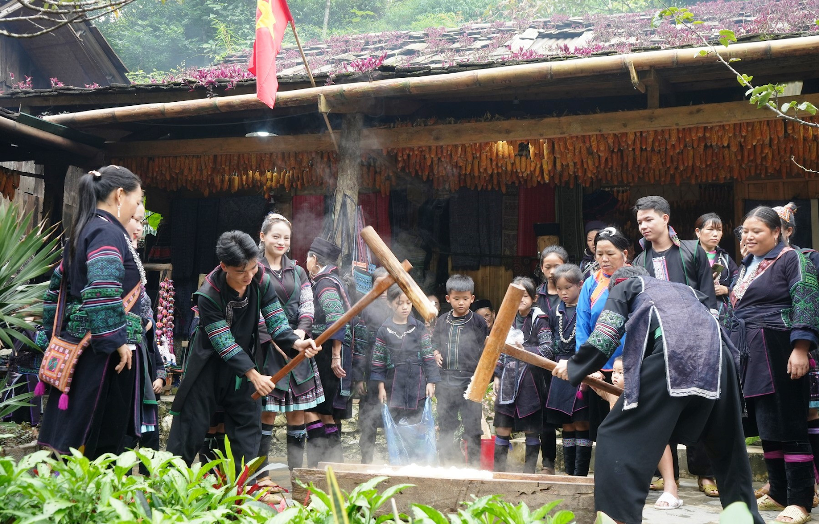 Du khách dễ dàng bắt gặp không khí chuẩn bị Tết rộn ràng trong đời sống sinh hoạt tại bản Cát Cát.