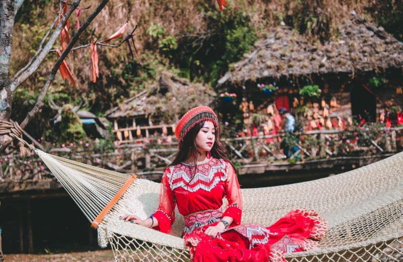 Check-in tại bản Cát Cát trong trang phục H’mông truyền thống.