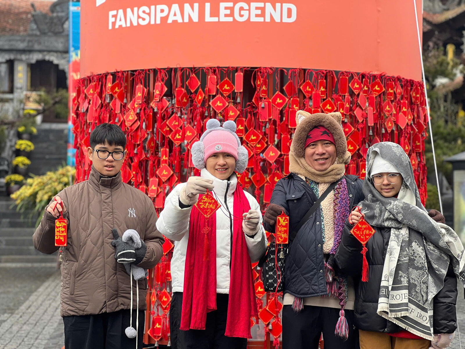 Du khách được phát thẻ cầu may khi đi lễ đầu năm ở Fansipan