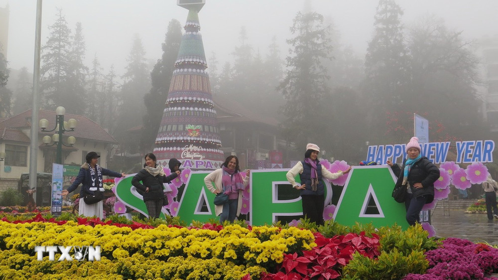 Khung cảnh trang trí rực rỡ tại quảng trường Sa Pa