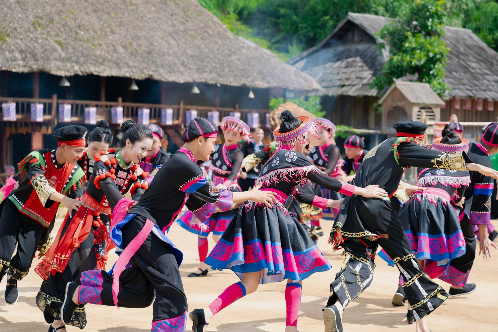 Không khí lễ hội vui nhộn tại Bản Mây - Sun World Fansipan Legend dịp đầu năm mới