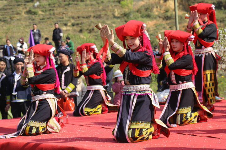 Lễ hội Pút Tồng mang đậm yếu tố tâm linh và tín ngưỡng thờ tổ tiên của người Dao đỏ