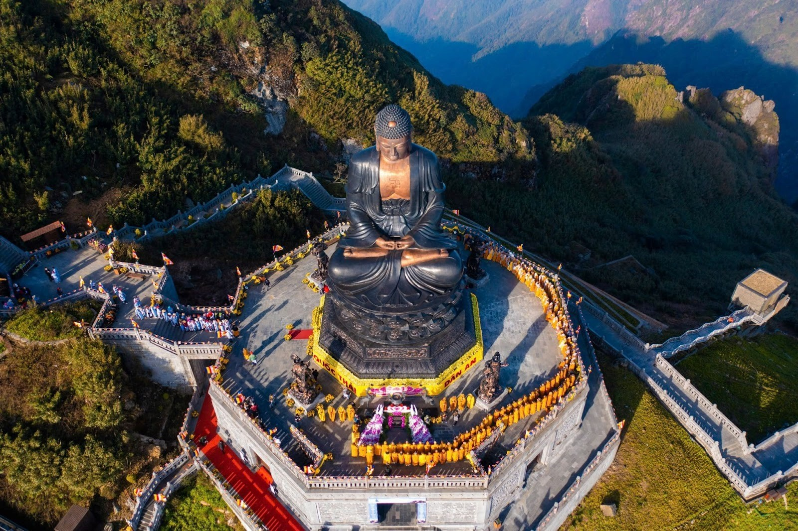 Nghi lễ “Mở Cổng Trời” đầu năm với các nghi thức linh thiêng như dâng hoa, tắm Phật và chiêm bái xá lợi Phật trong lòng Đại tượng Phật A Di Đà.