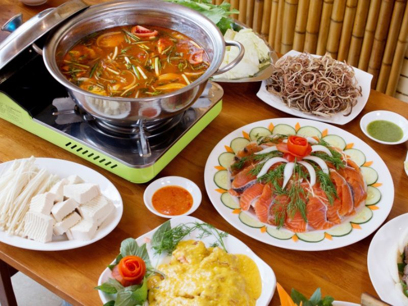 Lẩu cá hồi nóng hổi rất thích hợp để thưởng thức vào những ngày Tết