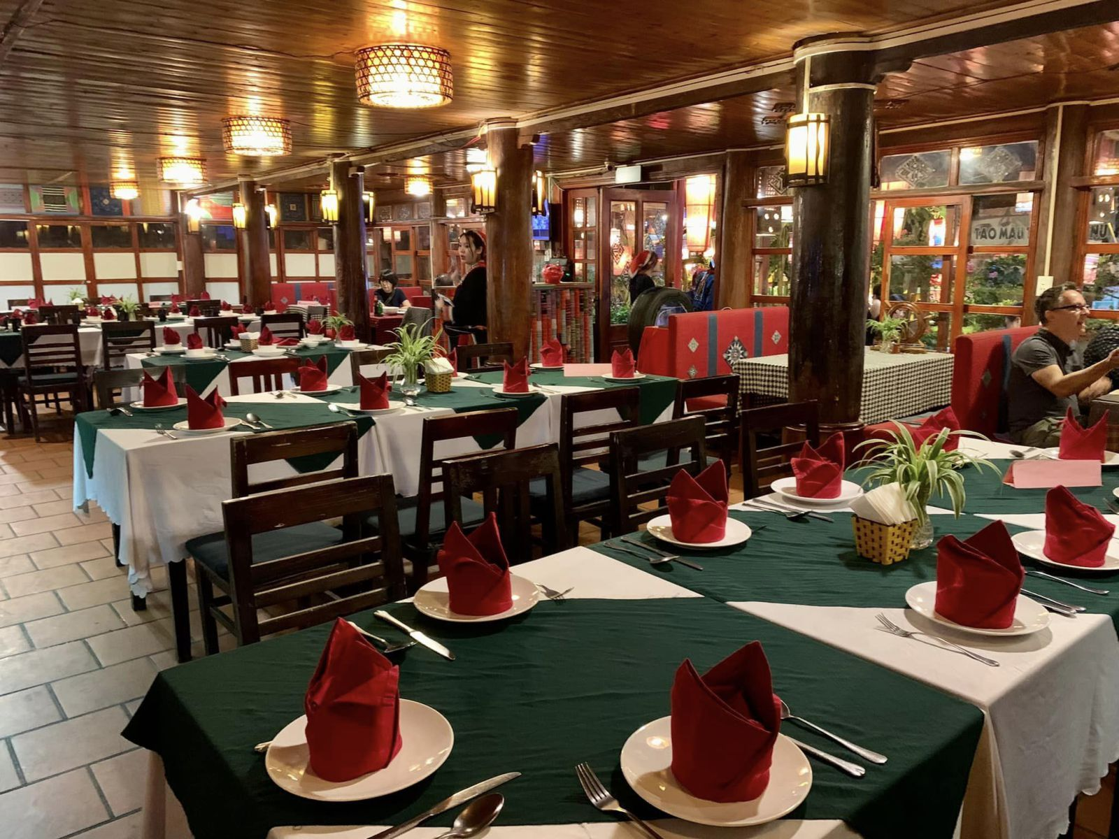 Không gian ấm cúng bên trong nhà hàng Dao Đỏ