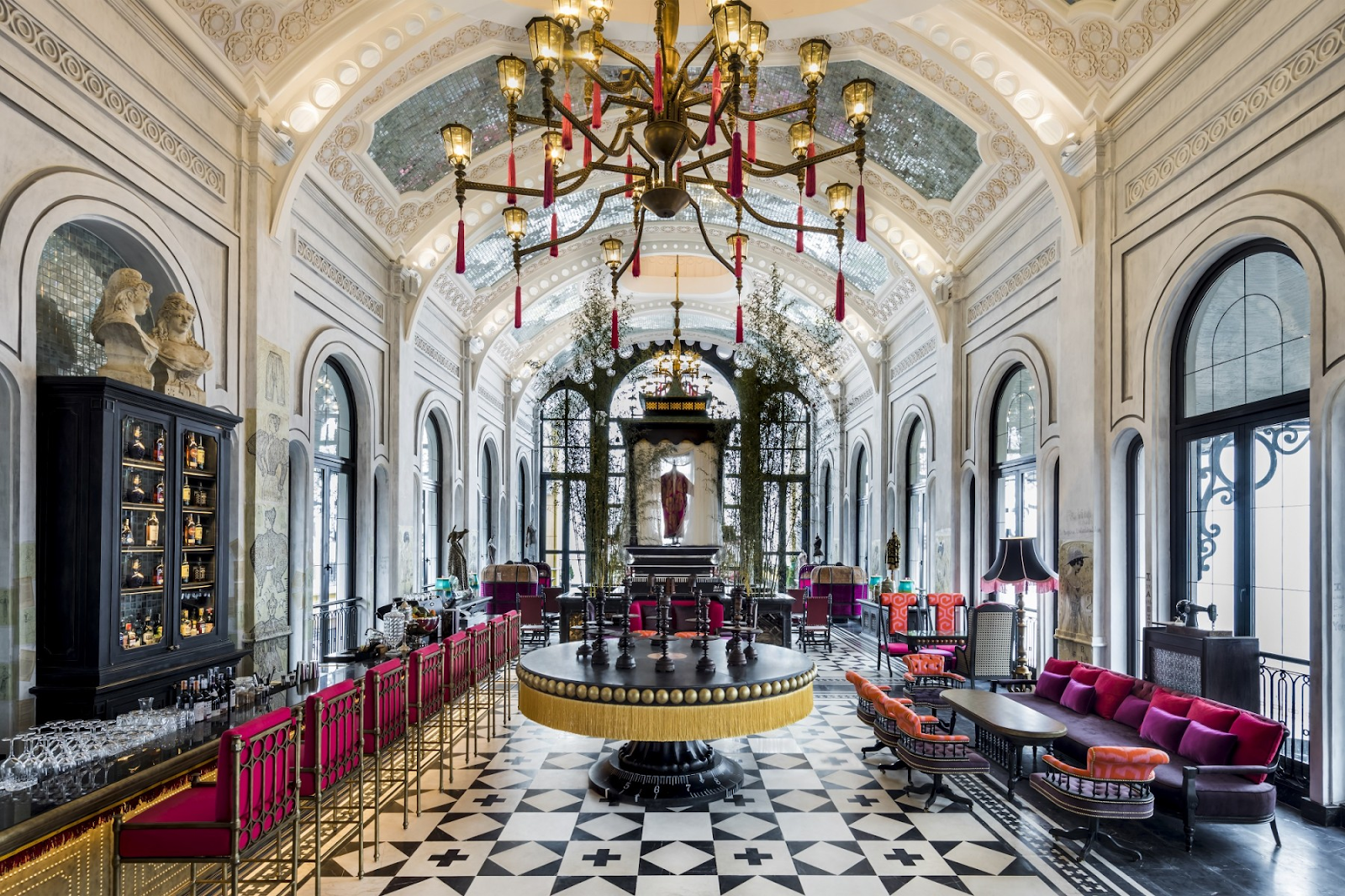 Quầy bar mang phong cách châu Âu cổ điển với tông màu trầm ấm