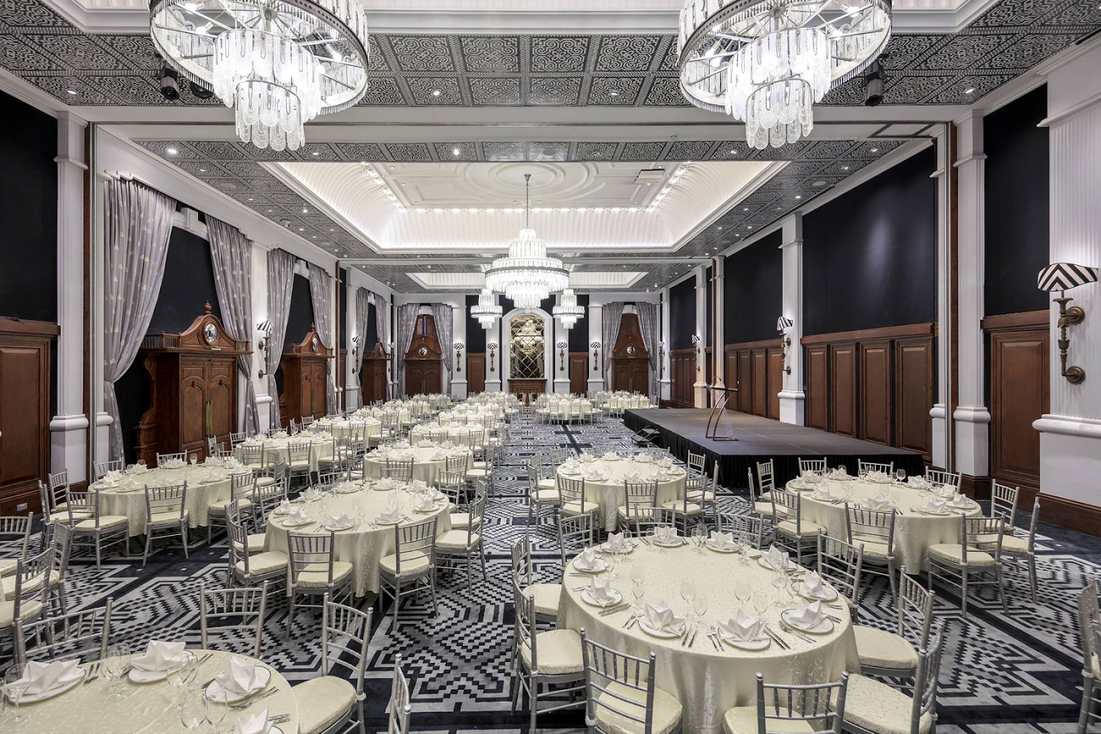 Phòng họp và hội nghị tại Hotel de la Coupole - MGallery có tông màu trắng sang trọng