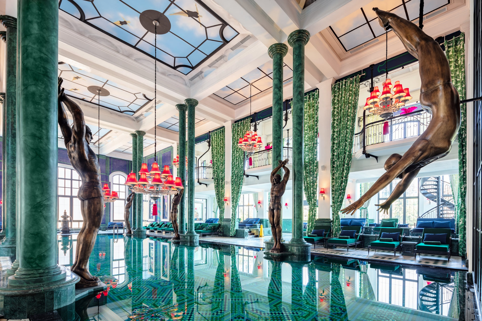 Điểm nhấn của bể bơi tại Hotel de la Coupole - MGallery là những cột đá cẩm thạch xanh ngọc lục bảo