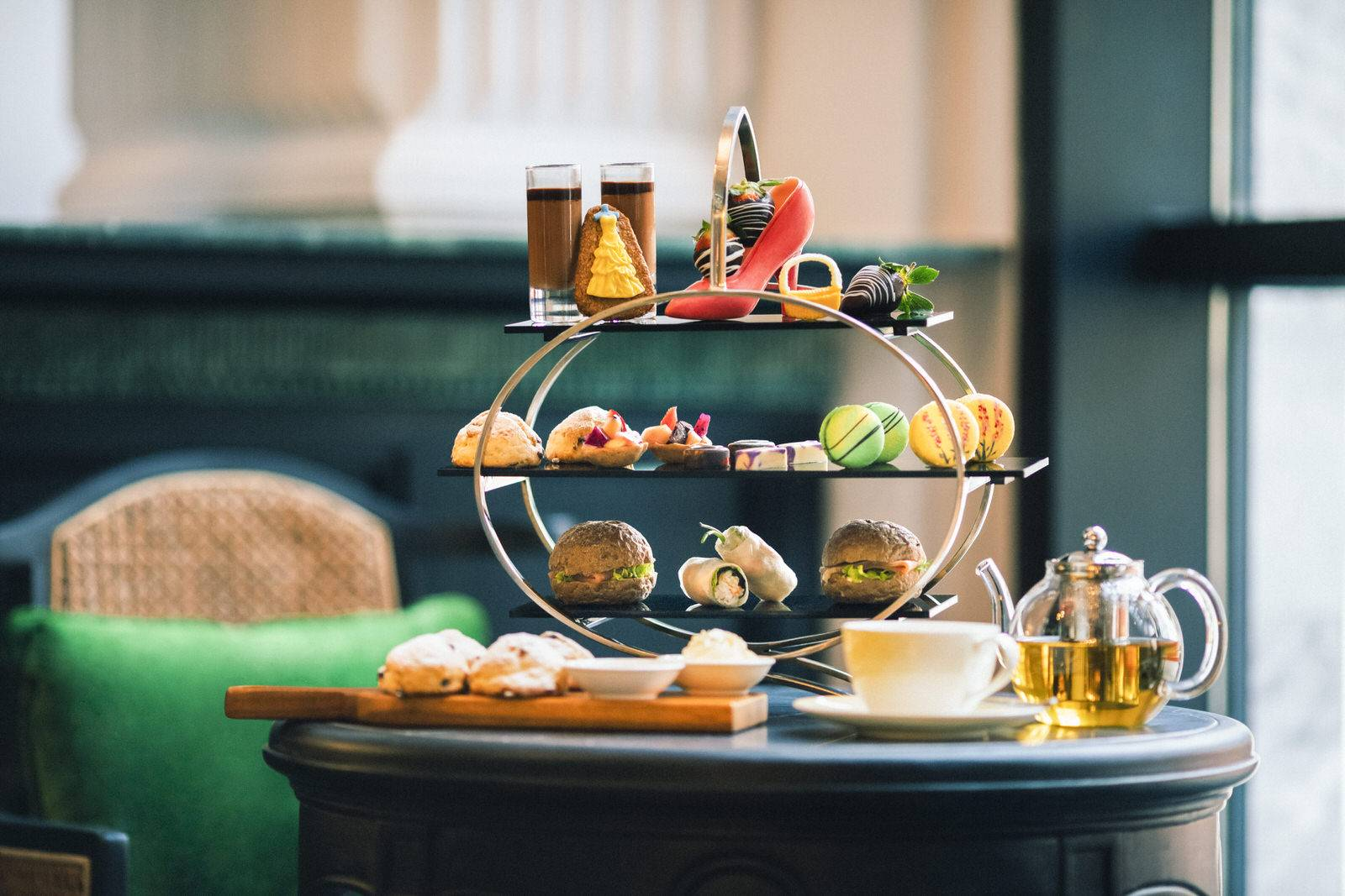 Du khách có thể thưởng thức bánh ngọt và trà chiều ngay tại khu vực sảnh chính khách sạn