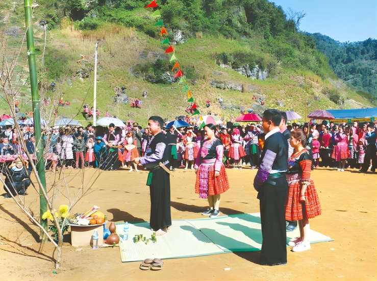 Cây nêu được dán và treo các dải giấy cùng các dải vải trang trí.