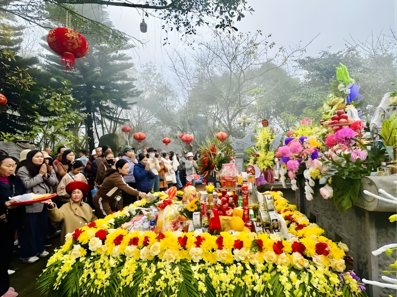 Nghi lễ "mở cổng trời" là nghi thức chính trong lễ hội tại khu vực linh thiêng nhất trên đỉnh núi Nưa.