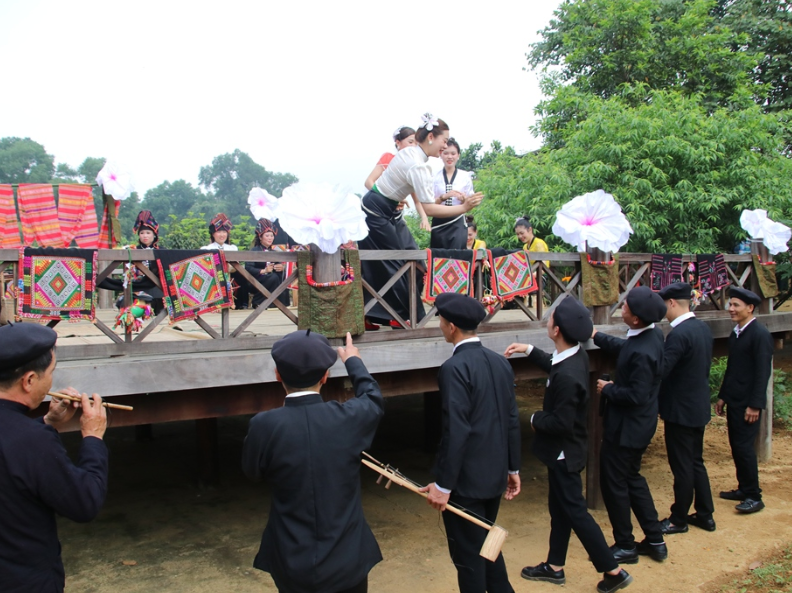 Không khí trong bản làng trở nên náo nhiệt với nhiều trò chơi dân gian đặc sắc.