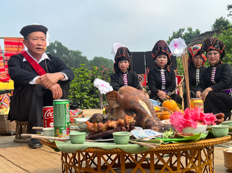 Lễ vật truyền thống thường bao gồm cả các sản vật địa phương đặc trưng của bản làng.