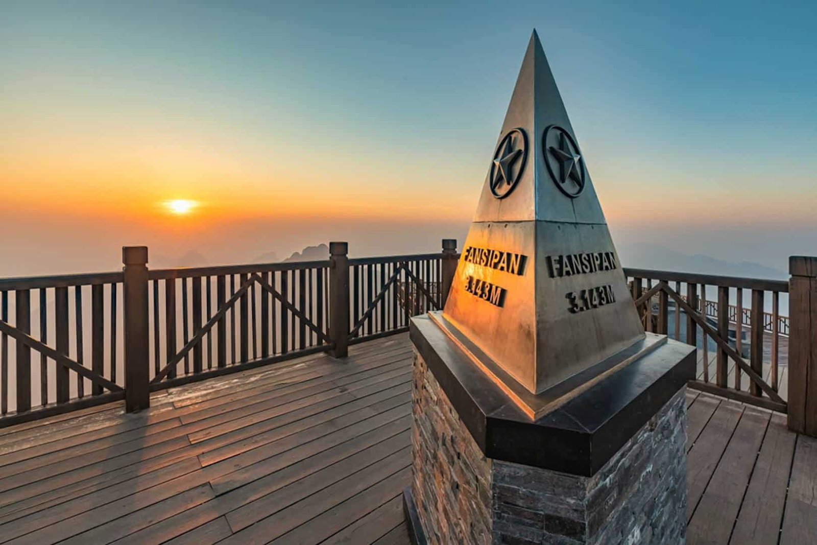 Sáng sớm hoặc chiều muộn là khung giờ lý tưởng để check in trên đỉnh Fansipan