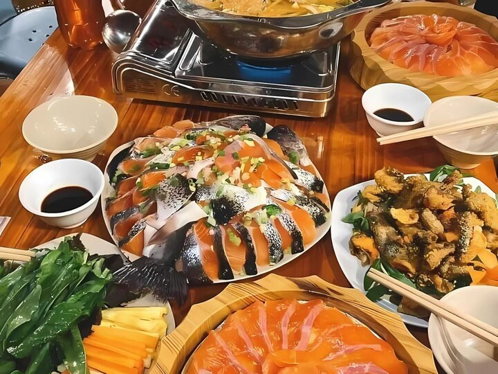 Lẩu cá hồi là đặc sản không thể bỏ lỡ khi du lịch Sa Pa