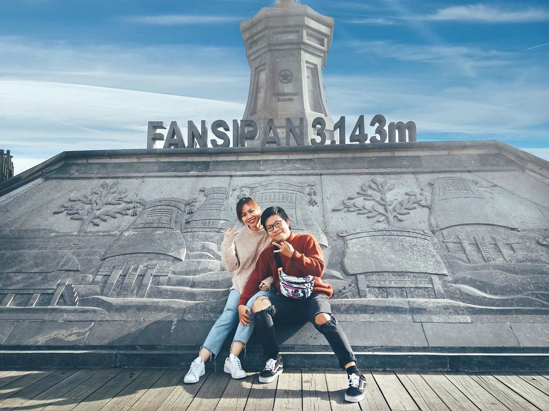 Đôi bạn trẻ cùng nhau check in lãng mạn tại cột cờ trên đỉnh Fansipan