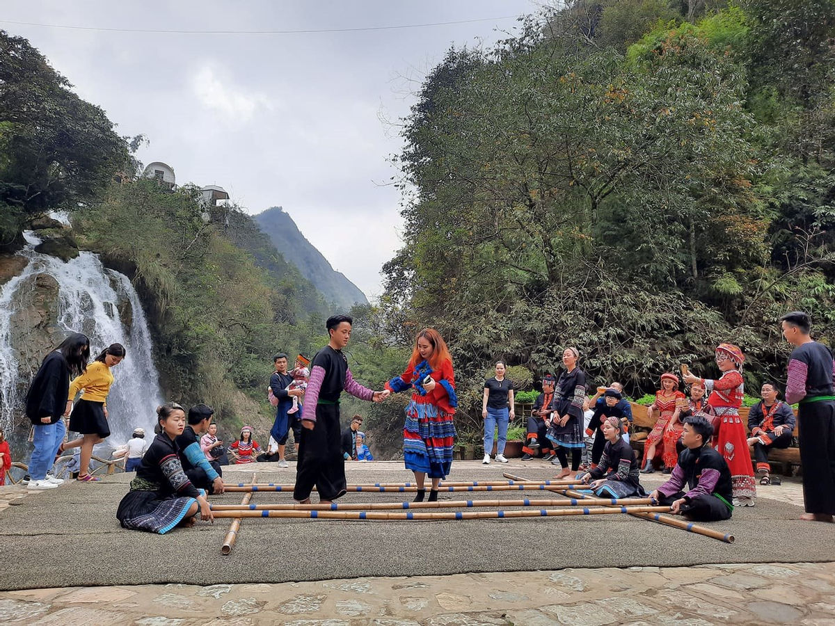 Các cặp đôi thích thú trải nghiệm trò chơi truyền thống của dân tộc Tây Bắc