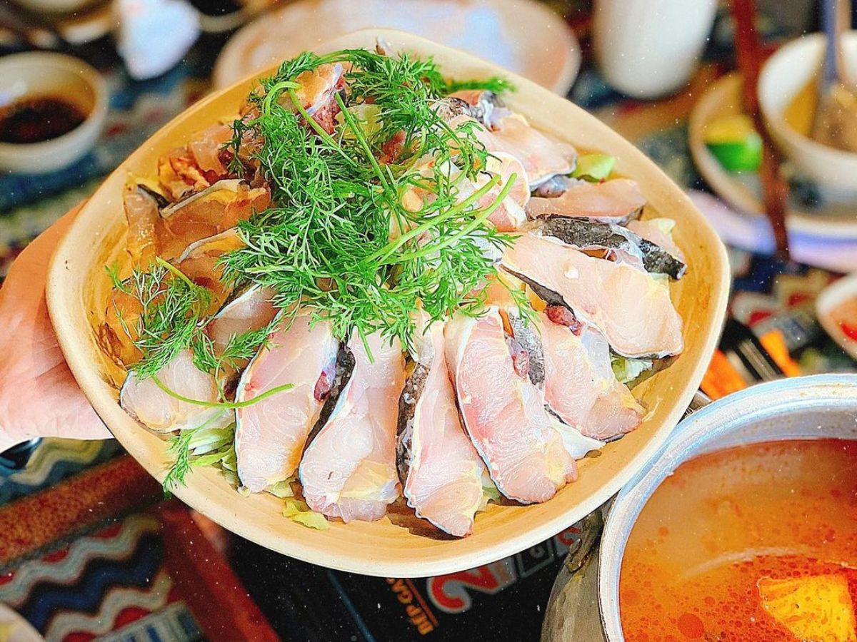 Lẩu cá tầm là món ăn đặc sản nổi tiếng của ẩm thực Sa Pa.