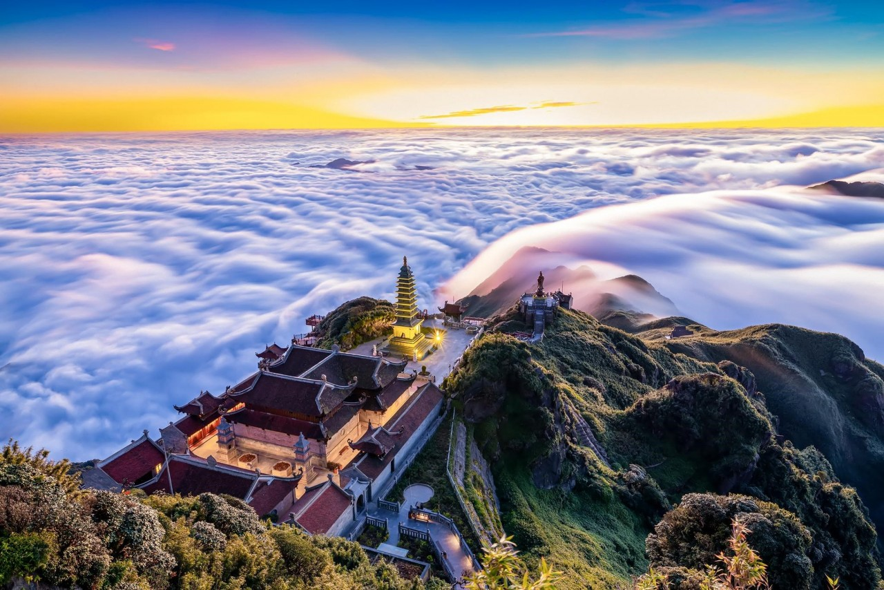 Biển mây bao phủ đỉnh Fansipan tạo nên khung cảnh thiên nhiên hùng vĩ