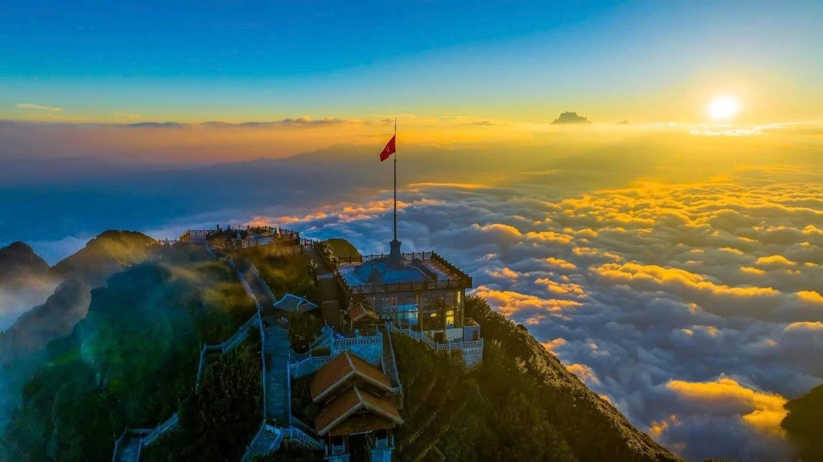 Biển mây bao phủ đỉnh Fansipan tạo nên khung cảnh thiên nhiên kỳ vĩ