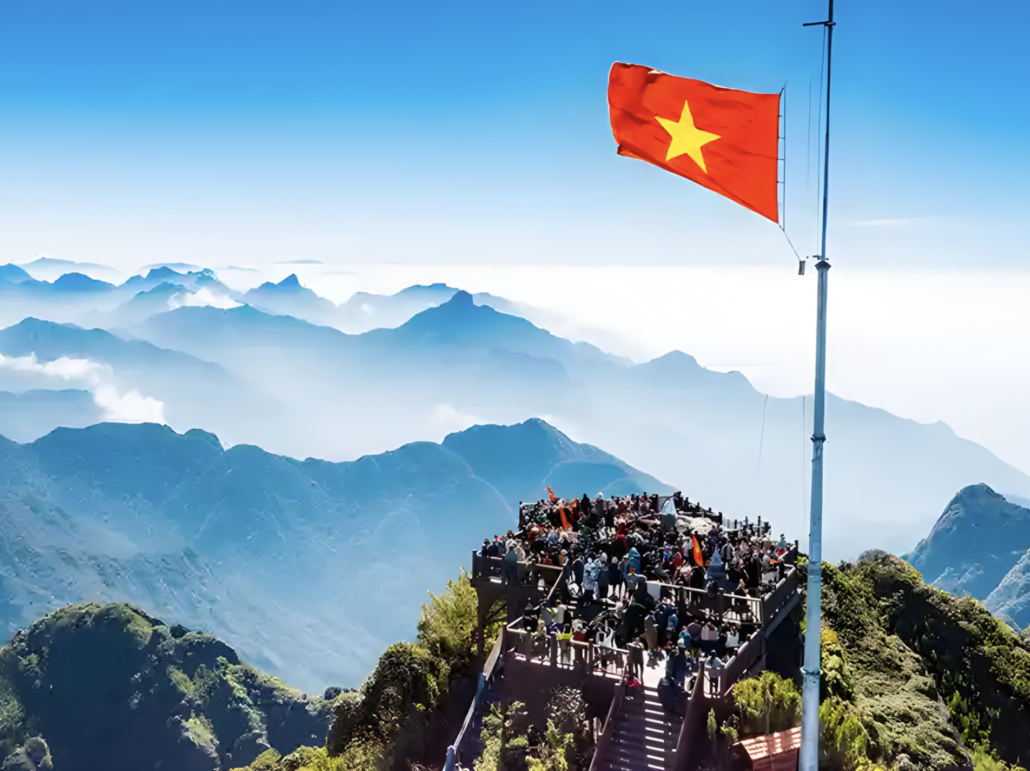 Khu vực đỉnh Fansipan, mở ra tầm nhìn toàn cảnh núi rừng Tây Bắc hùng vĩ.